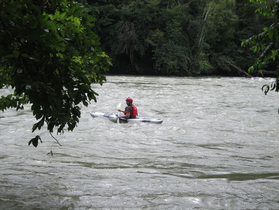 Paul im Kajak - ausgeruestet mit der Kamera!