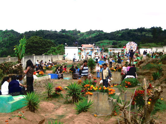 Ohne Ruecksicht auf die Graeber wurde gefeiert!