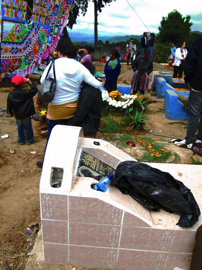 Eines der Graeber hatte sogar einen Bierhalter 