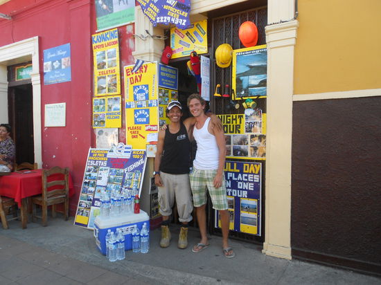 Leo und ich vor seinem Buero - ein super Typ 