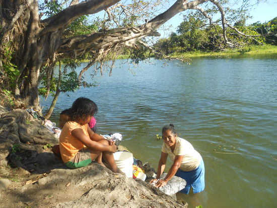 Die Familie beim Waschen im See, aus welchem gleichzeitig auch wieder das Trinkwasser genommen wurde...