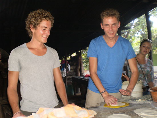 Zuerst machten wir unsere eigenen Tortillas!