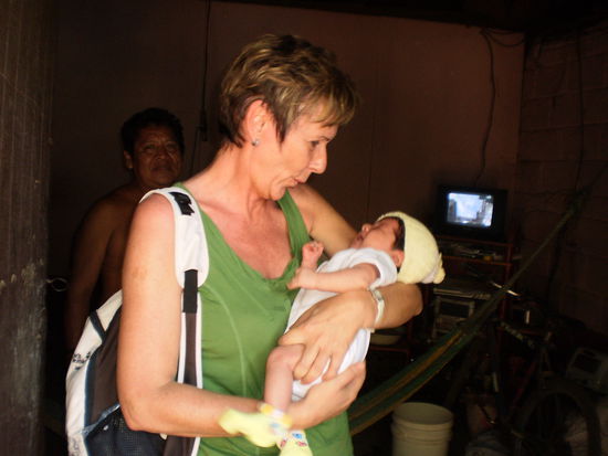 Mutti auf der Suche nach neuen Kindern, da sich die eigenen nicht benehmen und um die ganze Welt reisen !