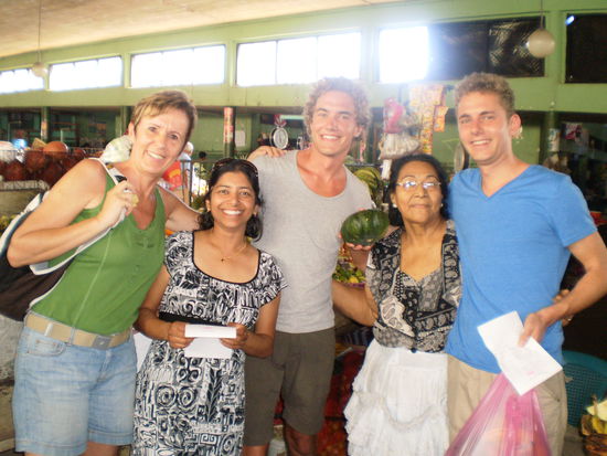 Gemeinsam mussten wir die Zutaten fuer unsere Gerichte besorgen...