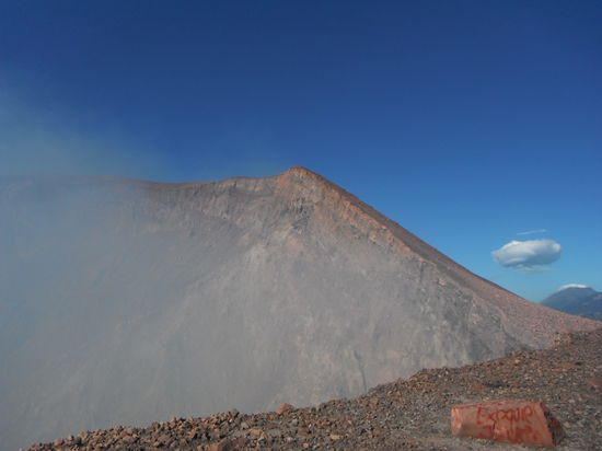 Die Kante des Kraters mit dem aufsteigenden Wasserdampf!
