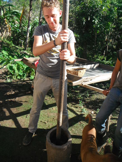 6. Zuletzt wird die innere Schale muehsam mit einem Stampfer abgetrennt