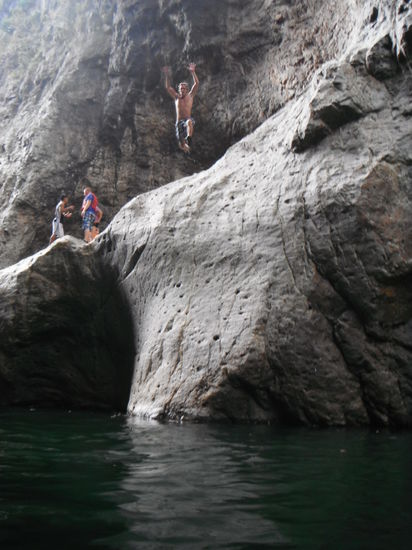 Schliesslich konnten wir uns von 10m Hoehe in den Canyon stuerzen!