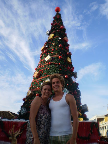 Mutti und ich vor dem Weihnachtsbaum...