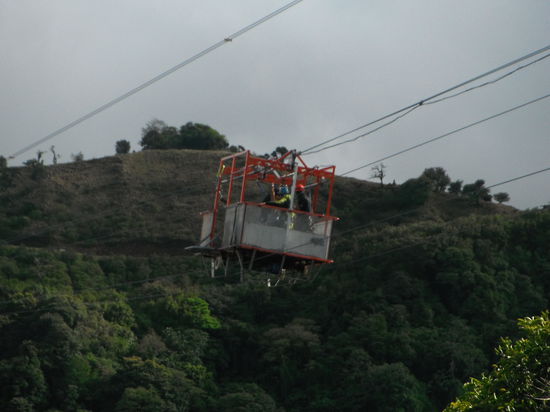 In dem Kaefig fuhren wir in die Mitte des Canyon!
