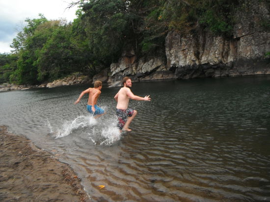 Nach den heissen Quellen suchten wir die Abkuehlung im Fluss!