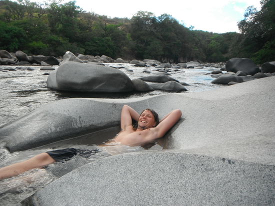 Justin mal wieder am Chillen in einer natuerlichen Badewanne!