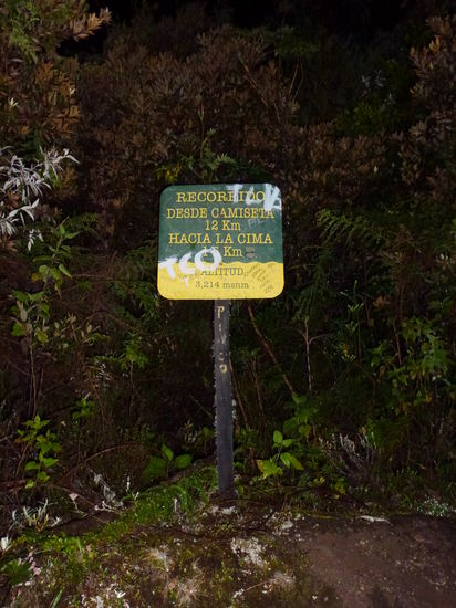 Allein die Schilder in der Dunkelheit gaben uns Antrieb auf den Gipfel!