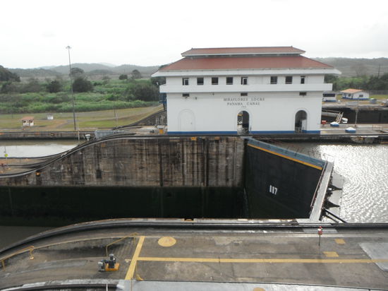 Der Panama Kanal! 1. Schleuse geschlossen!