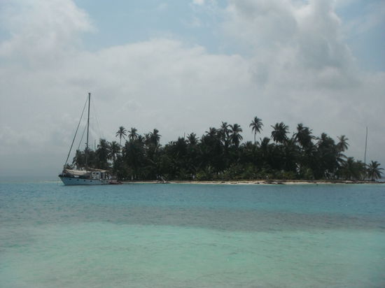 Das Segelboot in Mitten der Inseln!