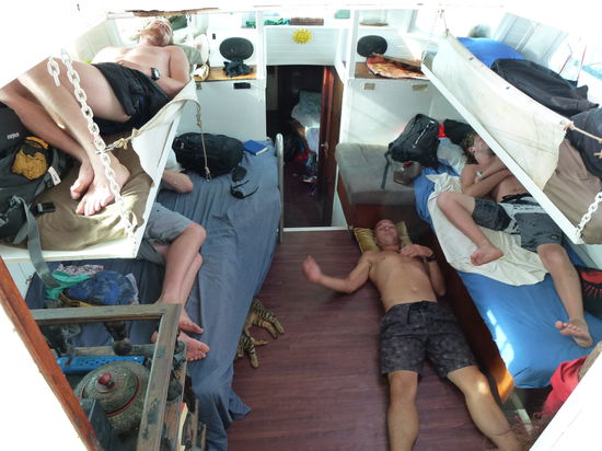 Nicht alle fuehlten sich wohl auf dem Boot 