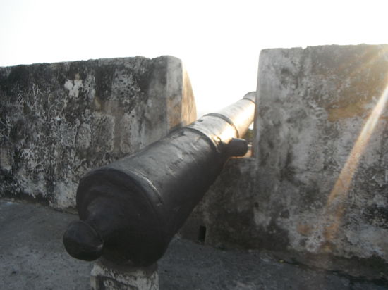 Gut bewacht durch einen meterhohen Wall und Kanonen!