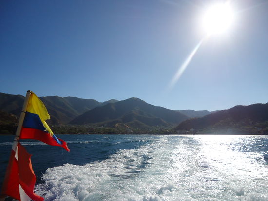 Mit dem Speedboot gings zu den Tauchplaetzen! Entlang der wunderschoenen Kueste...