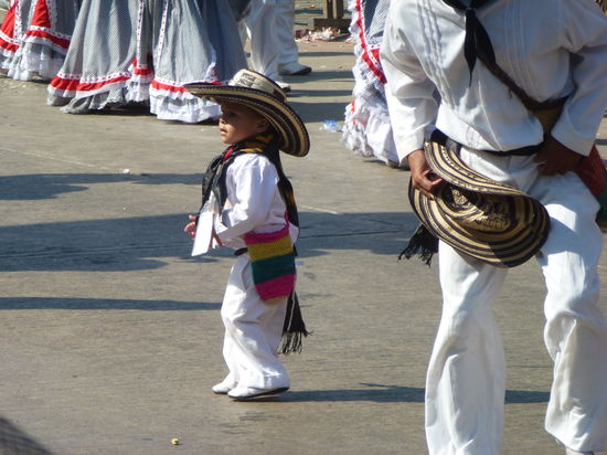 Selbst die Kleinsten wissen in Kolumbien wie getanzt wird!
