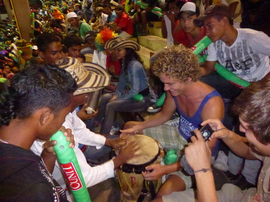 Beim Trommeln im Stadium 