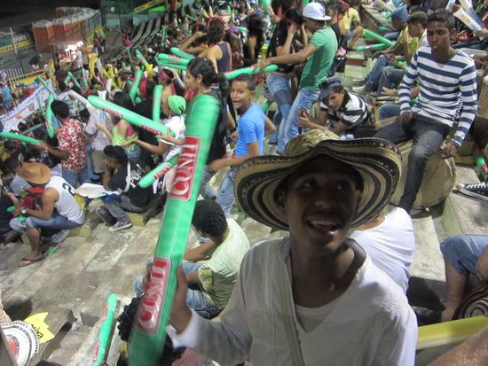 Im Stadium bei der Wahl der Koenigin!