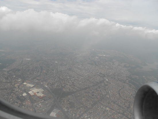Mexiko City - zwar ein schlechtes Bild, aber soweit das Auge reicht Haeuser...