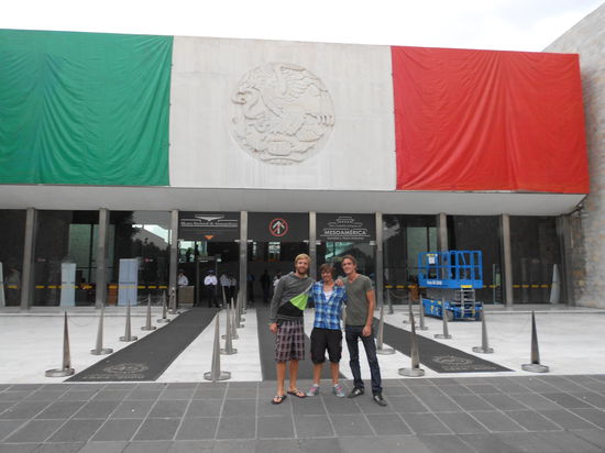 Niklas, Fritz und ich vor dem anthropologische Museum...