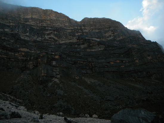 In sicherer Entfernung zur Felswand schlugen wir das Zelt auf...