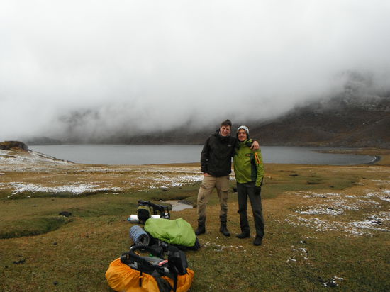 Erschoepft quaelten wir uns in einem Gewaltmarsch aus dem Park heraus...