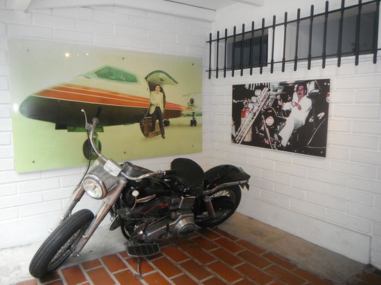 Bilder von seinem Bruder im ganzen Haus!