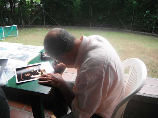 Roberto genoss die Aufmerksamkeit und schrieb fuer manche Autogramme...