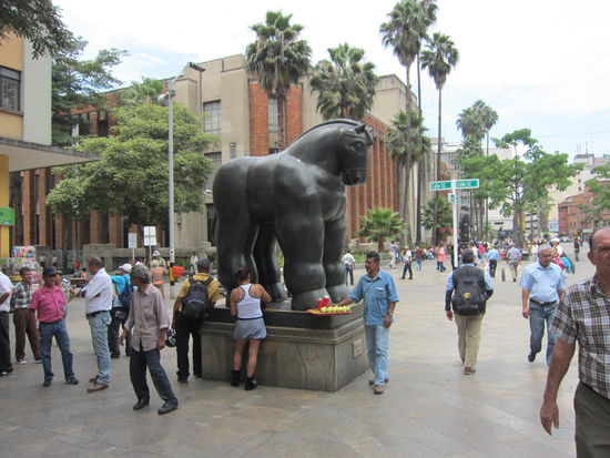 Der "Plaza Botera" mit den beruehmten Skulpturen...