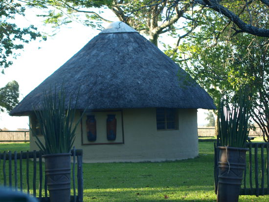 Eine Rundhütte auf Werners Rinderfarm.