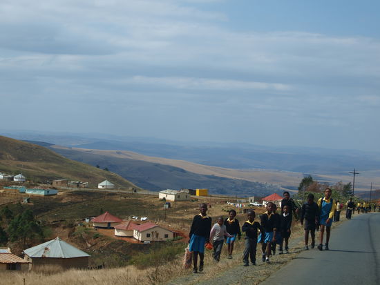 Schulkinder auf dem Weg nach hause.
