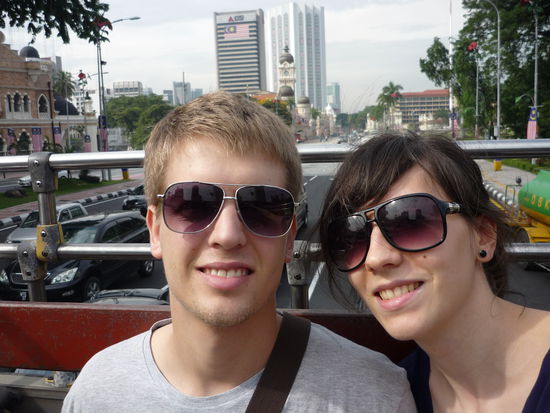 Wir zwei im Bus genießen die Aussicht und das Wetter 