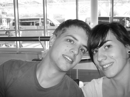 München AirPort - Wir ( ganz froh, dass StaTravel nicht pleite gegangen ist  )
-nun kanns los gehen!!!!-