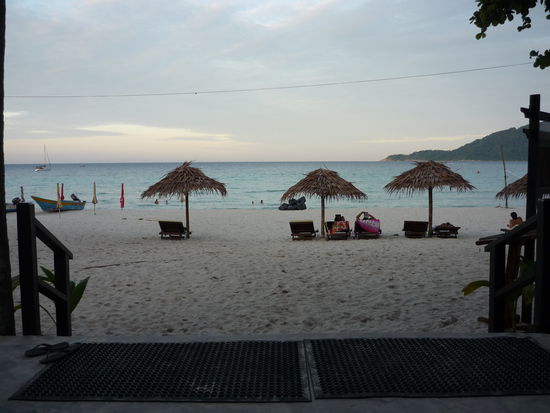 Die Sicht von einer der Strandbars auf das Meer in der Abenddämmerung,
in denen man über den Tag leckere, kühle frisch gepresste Säfte trinken konnte.(Ananas, Mango, Wassermelone, Banane, Orange, Papaya und vieles mehr)