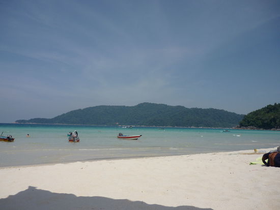 Sicht auf die Bucht des Long Beaches und im Hintergrund die 2. Insel der Perhentians. (Perhentian Besar)