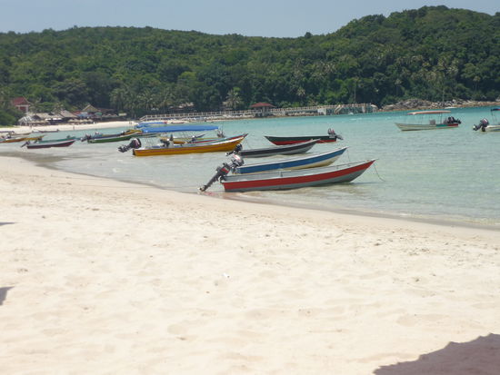 Andere Sicht über den Long Beach, mit Taxibooten, mit denen man sich für ein paar Euros an jeden Strand oder auch auf die andere Insel fahren lassen konnte.
