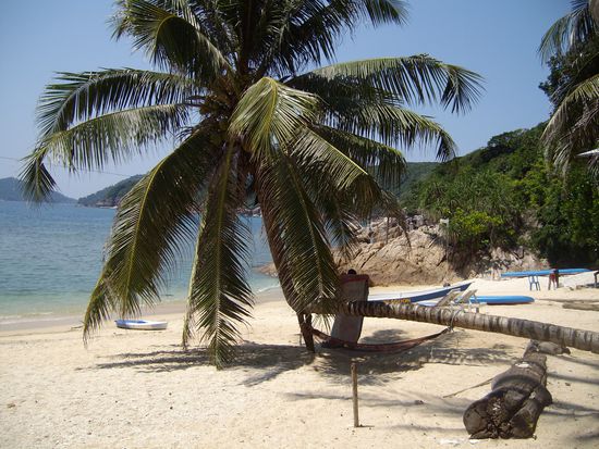 D'Lagoon Beach - ganz gemütlich nur leider doch sehr steinig ( Korallen )