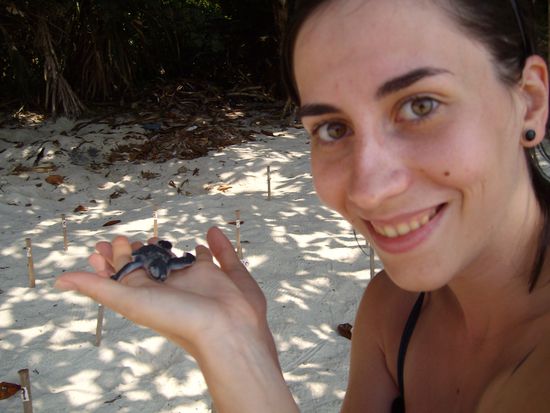Evy und eines der vielen Schildkrötenbabys