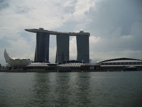 Andere Seite der Marina Bay mit dem Marina Bay Sands Hotel auf dessen Platform wir am Abend noch waren.