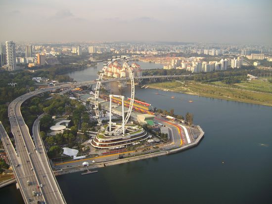 Sicht vom Marina Bay Sands Hotel auf den Flyer und auf die Formel 1 Strecke