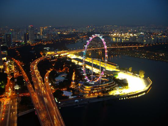 Flyer bei Nacht und beleuchtete Rennstrecke