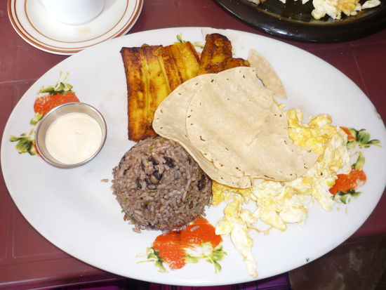 Davids Frühstück: Gallo Pinto (Reis mit Bohnen), Rührei, Fladenbrot, Sour Creme und fritierten Bananenstücken incl. Kaffee.
