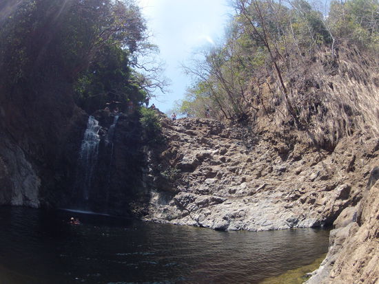 links der zweite Wasserfall. Dort ist David auch von oben runter gesprungen.