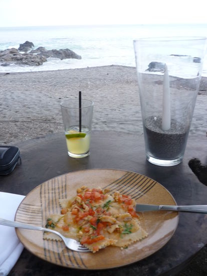 Davids Abendessen: Ravioli mit Fisch und Tomatensoße
im Hintergrund der Strand