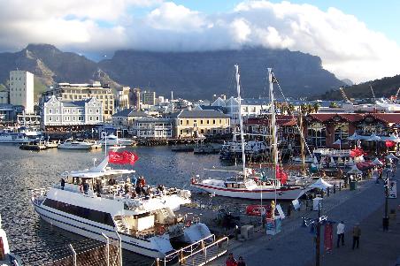 Die Waterfront von Kapstadt mit Tafelberg