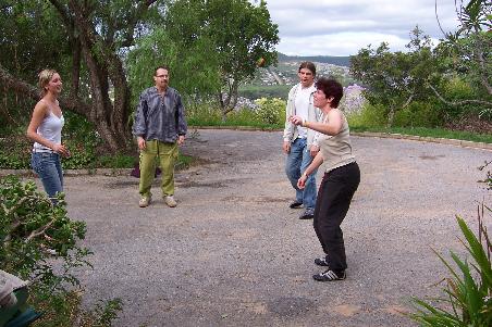 Beim Hakki-Sack spielen mit Rogan (Mitte) und Steve