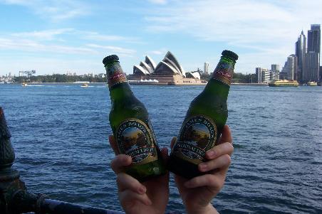 Ein Bierchen mit Blick auf die Sydney Oper