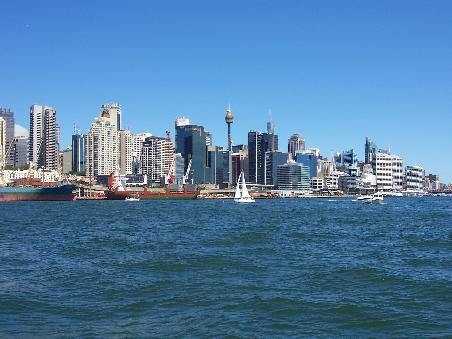 Die Skyline von Sydney mit Skytower (Mitte)